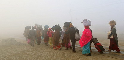 印度千萬朝圣者恒河“裸浴” 共慶大壺節