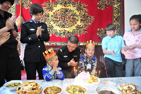 新疆特警為SOS兒童村小朋友過(guò)生日