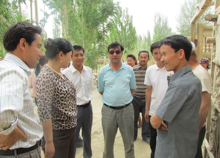 團新疆和田地委慰問和田縣塔瓦庫勒鄉(xiāng)