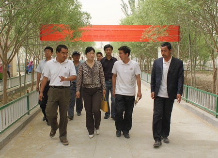 團新疆和田地委慰問和田縣塔瓦庫勒鄉(xiāng)