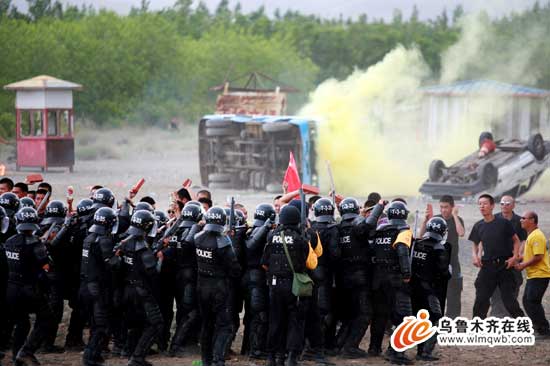 烏市警方舉行大規模處突實戰演練