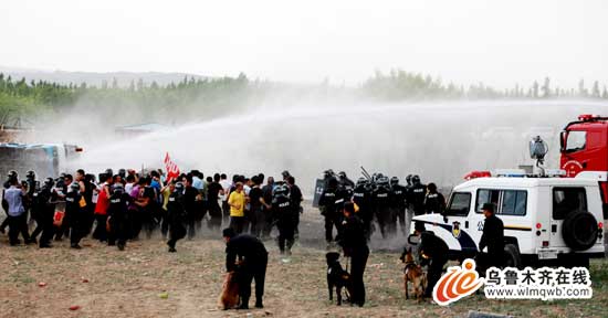 烏市警方舉行大規模處突實戰演練