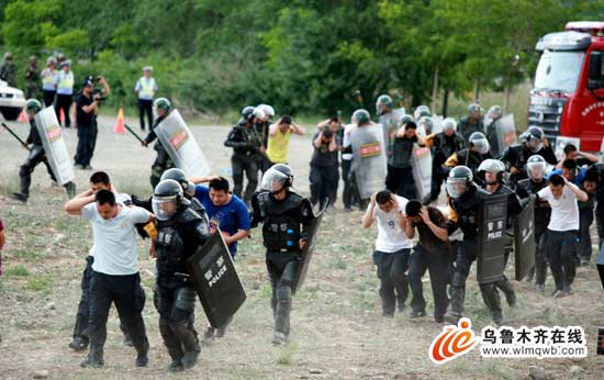 烏市警方舉行大規模處突實戰演練