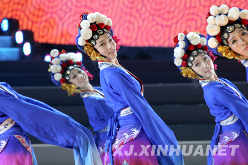 中國(guó)新疆國(guó)際名族舞蹈節(jié)上賞舞蹈