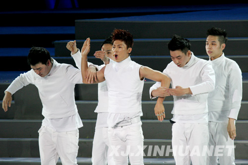 中國新疆國際名族舞蹈節(jié)上賞舞蹈