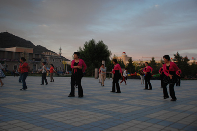 青河“俏夕陽健身舞蹈隊”舞動青春