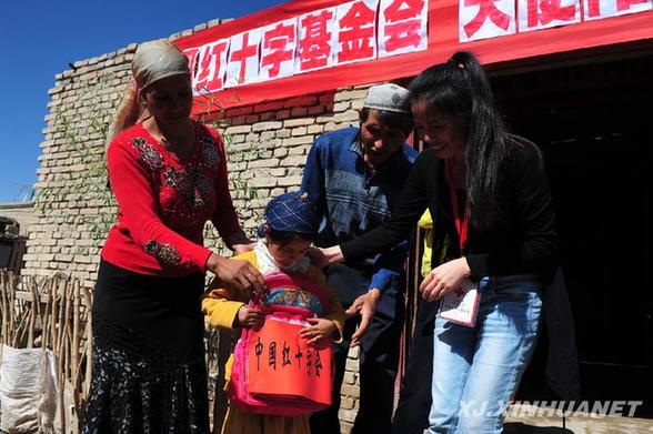 維族女孩阿依努爾·伊力迎來先心病術(shù)后檢查團(tuán)隊(duì)