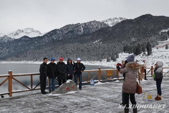 新疆天山天池冰雪風(fēng)情節(jié)開(kāi)幕首日 超5000人免費(fèi)滑雪
