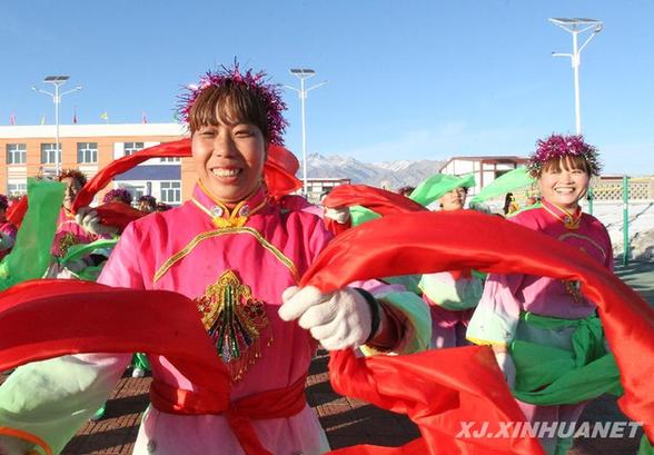 搬進“安居富民房” 哈密村民耍社火迎新春