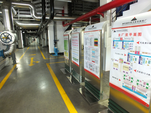 參加中國——亞歐博覽會的疆內外媒體記者參觀企業