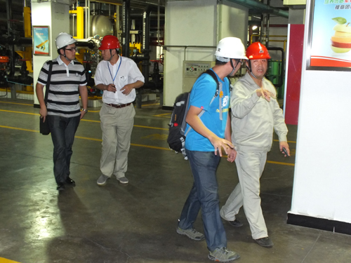 參加中國——亞歐博覽會的疆內外媒體記者參觀企業