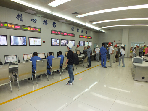 參加中國——亞歐博覽會的疆內外媒體記者參觀企業