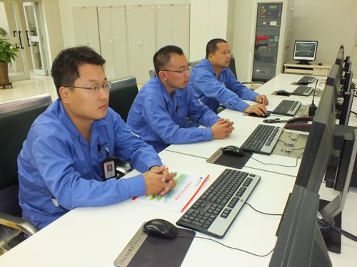 參加中國——亞歐博覽會的疆內外媒體記者參觀企業