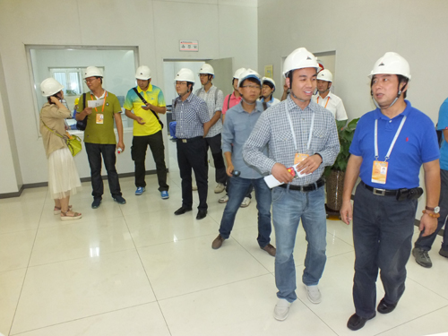 參加中國——亞歐博覽會的疆內外媒體記者參觀企業