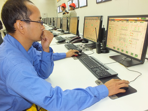 參加中國——亞歐博覽會的疆內外媒體記者參觀企業