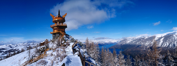 新疆喀納斯佛光閃現(xiàn)，游客追攀觀魚臺