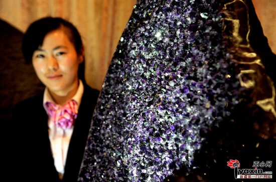 烏魯木齊現(xiàn)世界罕見(jiàn)3噸重紫水晶 里面可躺入一人