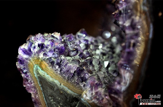 烏魯木齊現世界罕見3噸重紫水晶 里面可躺入一人