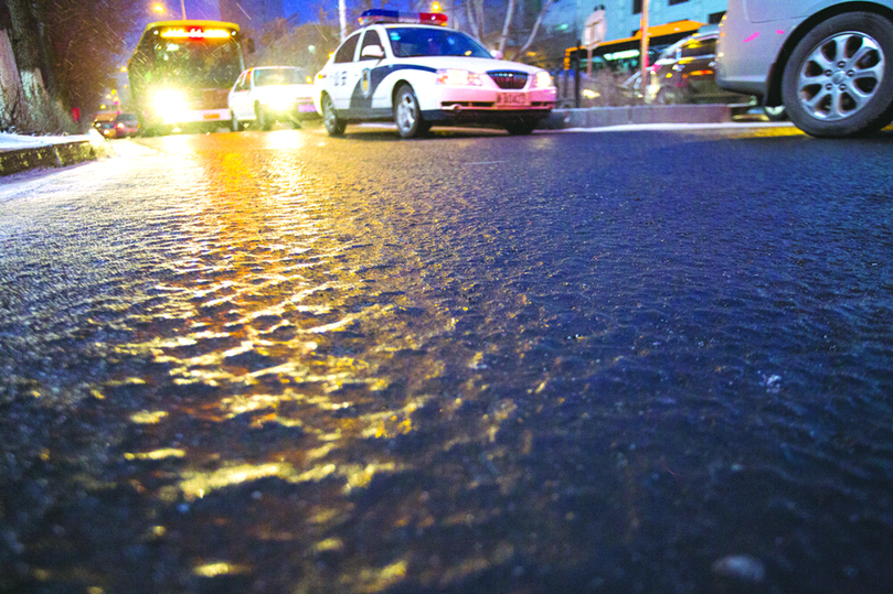 烏魯木齊環烏高速結冰 陸續交通管制