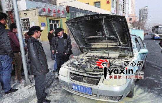 烏魯木齊一出租車意外起火 熱心路人出手相助（圖）