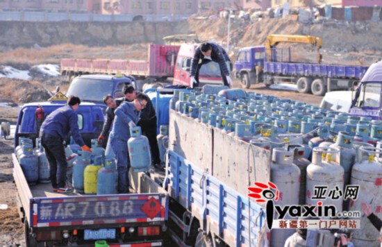 烏魯木齊一輛運(yùn)295個“黑氣罐”貨車被查扣（圖）