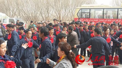 新疆兵團一師百名維吾爾族青年勞動力轉(zhuǎn)移就業(yè)（圖）