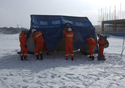 阿勒泰消防官兵零下12度頂風雪開展地震救援拉動演練