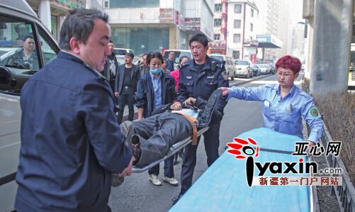 烏魯木齊一司機飯館門前臨時停車遭店員群毆致骨折