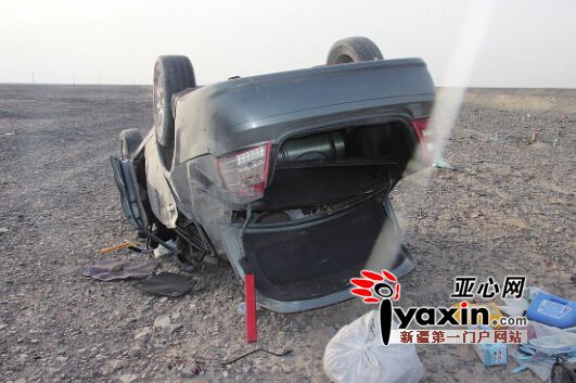 新疆一司機開車只顧看風景 車輛翻下路基兩人亡