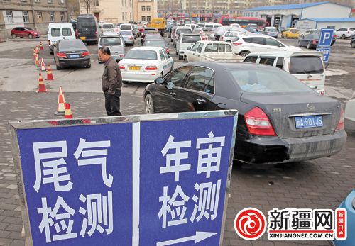 烏魯木齊一車輛檢測站“癱瘓” 車主帶干糧排隊