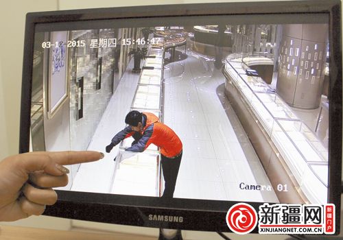 烏魯木齊一男子假扮顧客用鐵絲作案 盜走金店半條項(xiàng)鏈