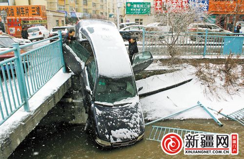 烏魯木齊一轎車“飄移”栽進渠