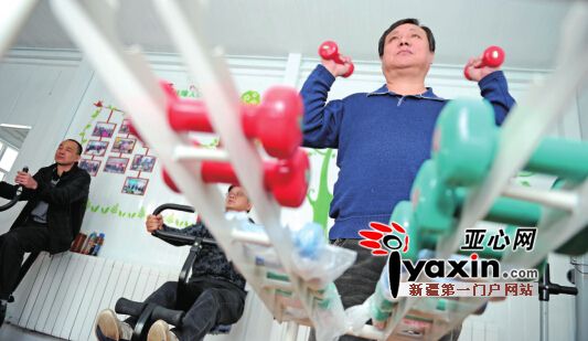 每天接送同鍛煉 烏魯木齊截肢男子陪伴失明男子19年