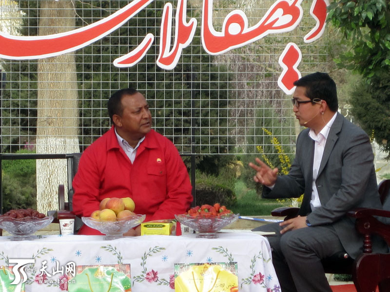 新疆油田公司住村工作組為小學捐贈120套學生桌椅