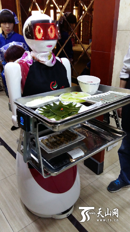 新疆庫爾勒:火鍋店機(jī)器人上菜“萌萌噠”