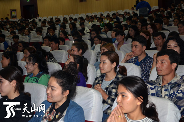 新疆高校學子聆聽民族團結模范事跡宣講