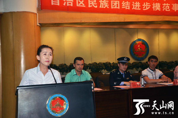 新疆高校學子聆聽民族團結模范事跡宣講