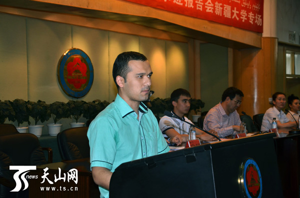 新疆高校學子聆聽民族團結模范事跡宣講