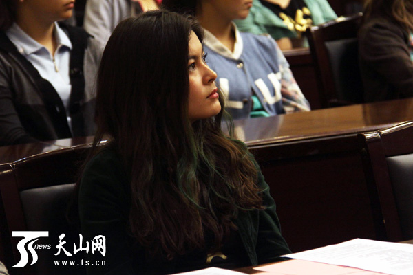 新疆高校學子聆聽民族團結模范事跡宣講