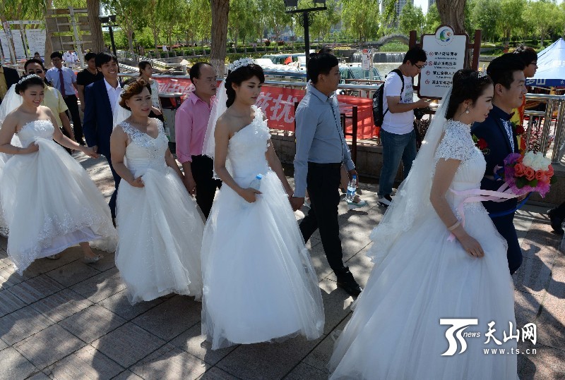 新疆庫爾勒市“5·20”公益環保集體婚禮隆重舉行