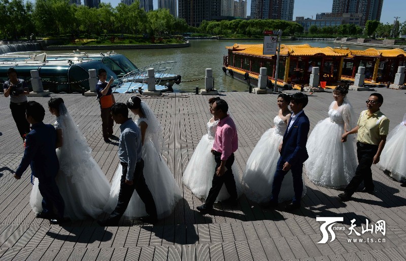 新疆庫爾勒市“5·20”公益環(huán)保集體婚禮隆重舉行