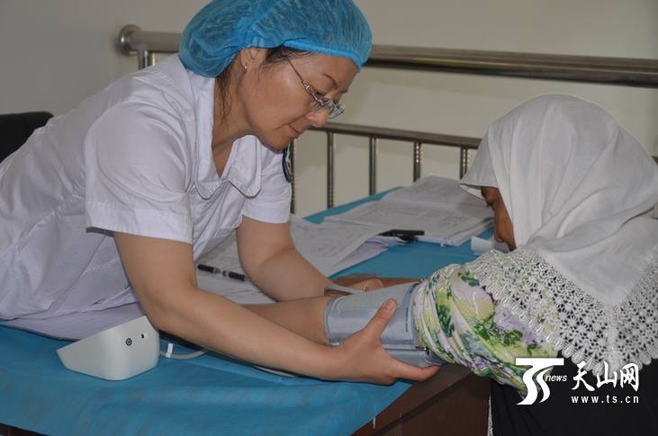 新疆于田縣：工作組請來醫療隊進村義診