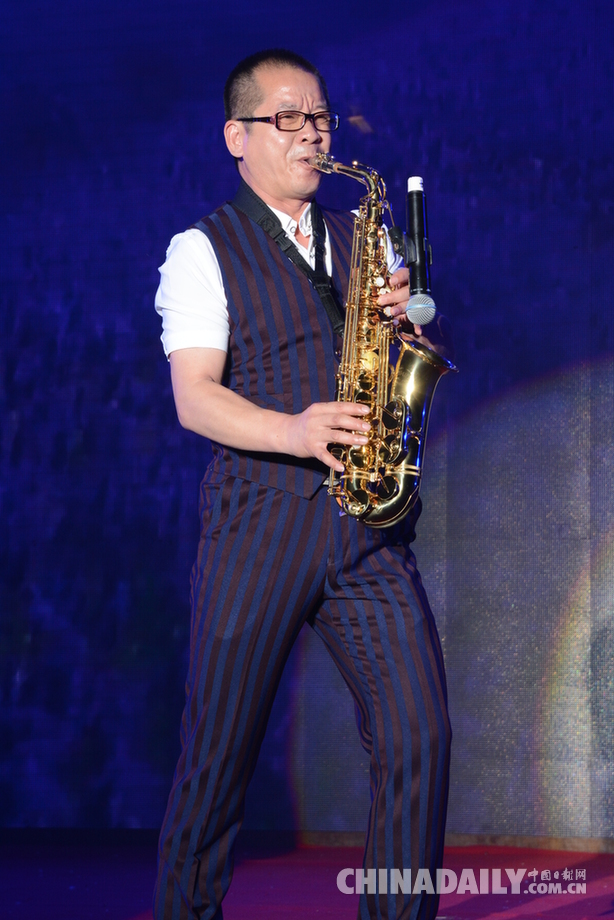 霍城縣舉辦“科古爾琴薰衣草園演唱會”