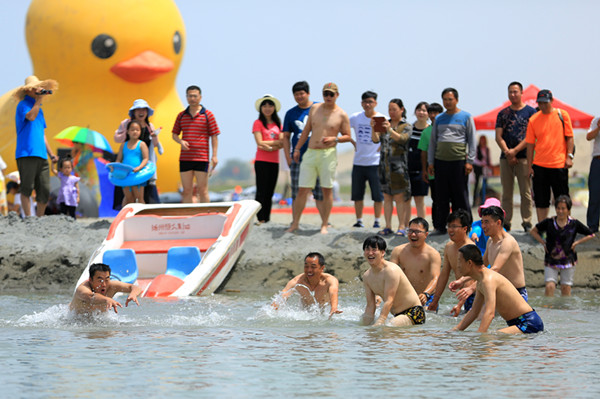 端午小長假博斯騰湖水上娛樂項目受青睞