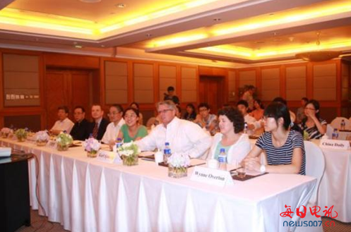 17歲中學生牽頭諸位專家 暢談中國教育、經濟的宏觀走勢