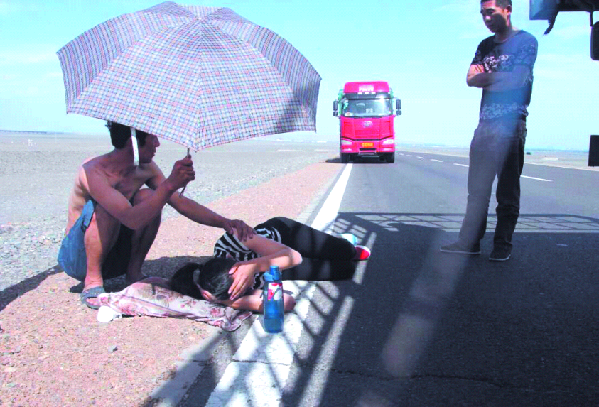 連霍高速路上一對夫妻因瑣事吵架 女子一怒跳下車