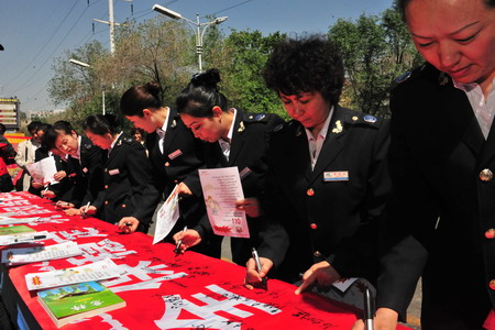 新疆特警總隊開展“民族團結月”“安全防范月”活動