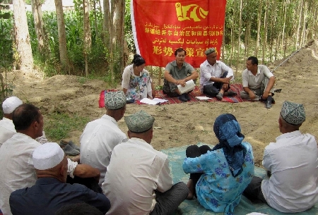 和田縣塔瓦庫勒鄉(xiāng)“形勢政策宣講隊(duì)”出征