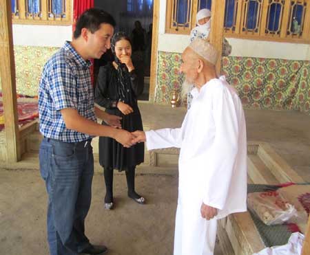 和田縣舉辦“黨團干部同給力，創(chuàng)先爭優(yōu)促和諧”主題惠民活動
