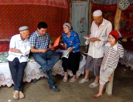 和田縣舉辦“黨團干部同給力，創(chuàng)先爭優(yōu)促和諧”主題惠民活動